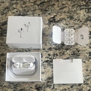 Apple White Wireless Earbuds with White Charging Case and Silicone Tips